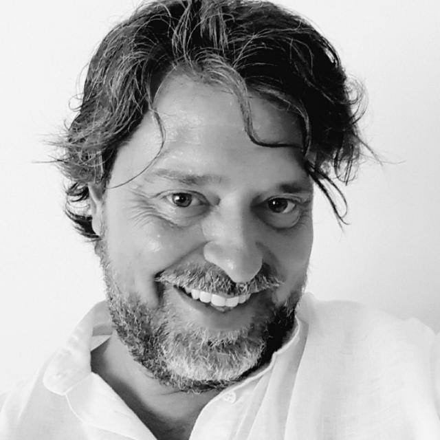 Il Dott. Fabrizio Tuccillo, in un ritratto in bianco e nero