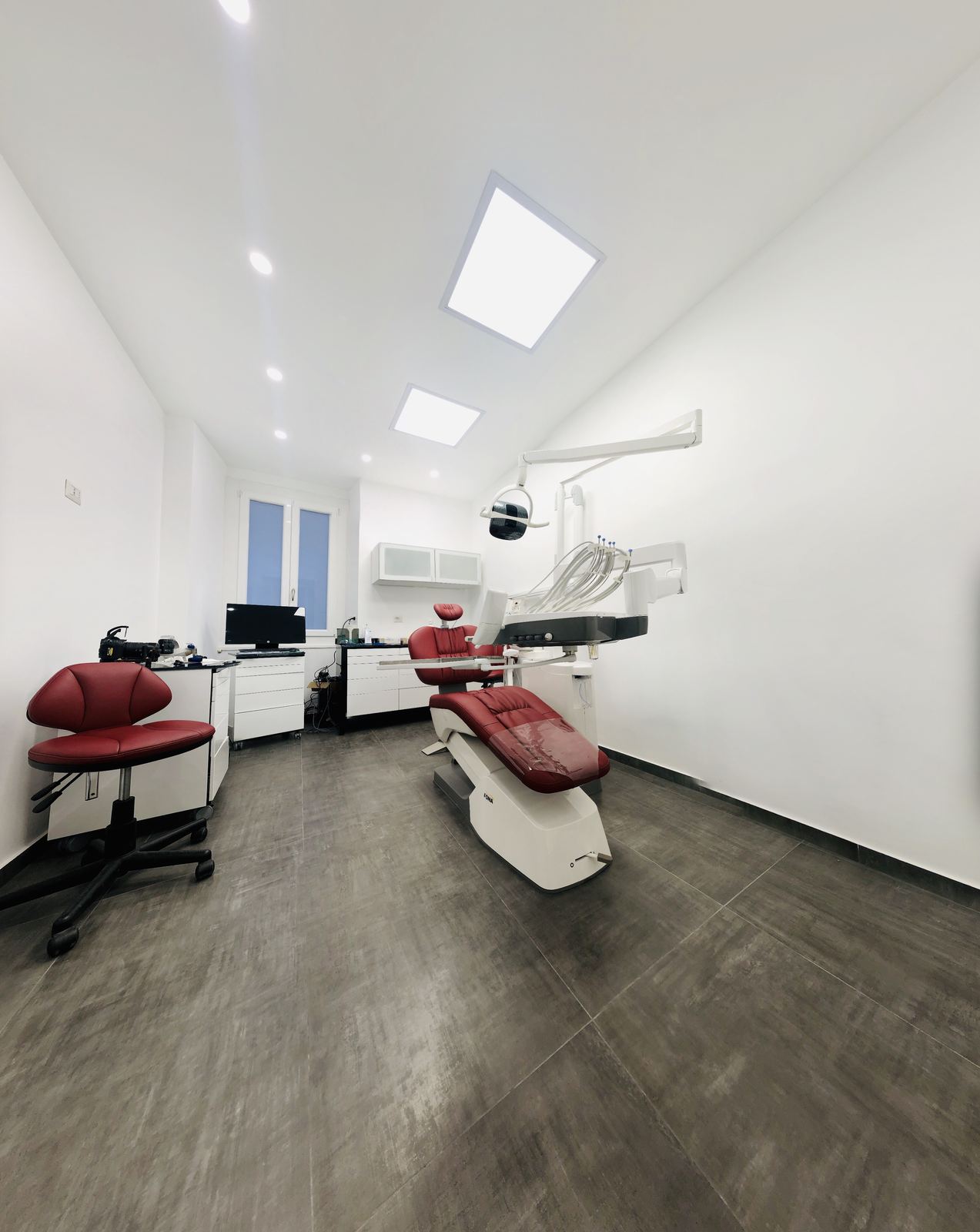 Una sala operativa dello studio, con la poltrona rossa e il soffitto con i pannelli luminosi