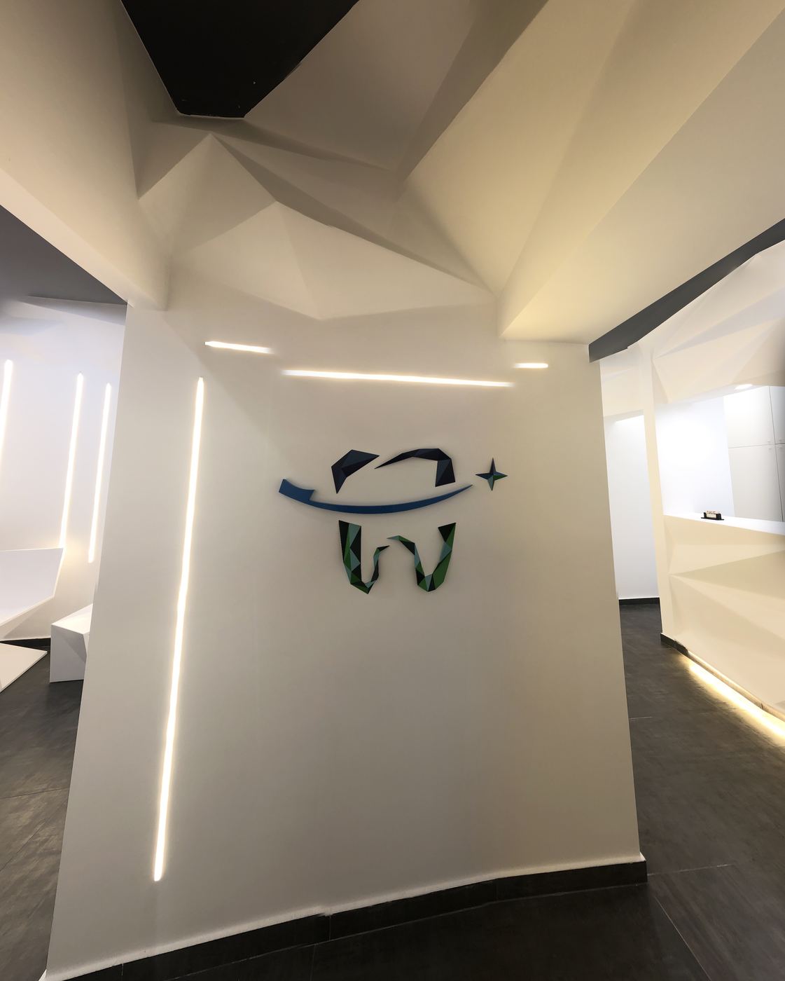 La parete con il logo dello studio
